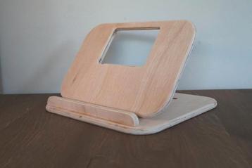 Handgemaakte houten laptopstandaard beschikbaar voor biedingen