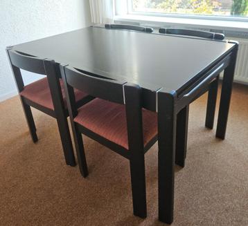 Eettafel met stoelen uit de jaren '70 beschikbaar voor biedingen