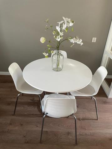 Witte ovale eettafel + 4 stoelen stijlvol en in goede staat