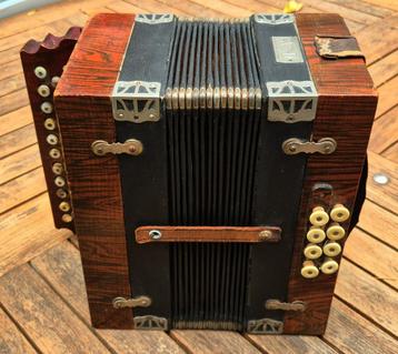 Antieke accordeon / trekharmonica beschikbaar voor biedingen