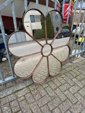 Handgemaakte bloemenspiegel beschikbaar voor biedingen