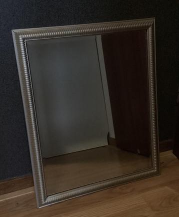 Spiegel beschikbaar voor biedingen