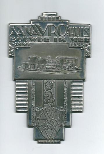 Verzilverde AVRO plaquette "Aan AVRO's huis bouwde ik mee"   beschikbaar voor biedingen