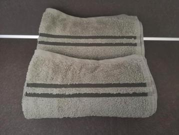 2 handdoeken 98x50 cm kaki groen met groene bies beschikbaar voor biedingen