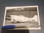 Foto P-51 Mustang voor KLM hangar Schiphol, Verzamelen, Ophalen of Verzenden, Gebruikt, Kaart, Foto of Prent