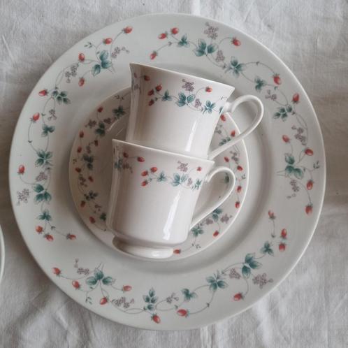 Summer fruit China schalen borden kopjes aardbeien decor, Huis en Inrichting, Keuken | Servies, Overige stijlen, Porselein, Ophalen of Verzenden