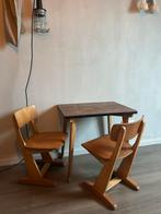 Oud houten kinderzitje met tafeltje en 2 stoeltjes, Huis en Inrichting, Stoelen, Ophalen, Gebruikt, Twee, Bruin