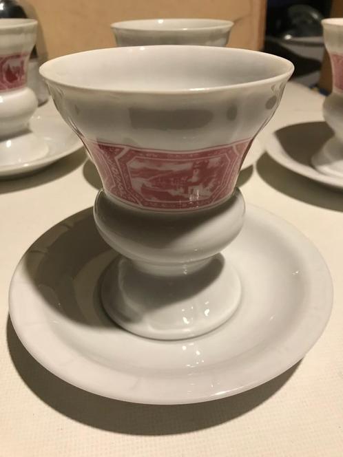 4 Bekers met schotel van "Heinrich" porselein., Huis en Inrichting, Keuken | Servies, Zo goed als nieuw, Kop(pen) en/of Schotel(s)