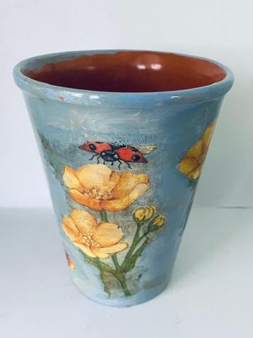 Handbeschilderde bloempot lieveheersbeestjes. Lichtblauw. beschikbaar voor biedingen