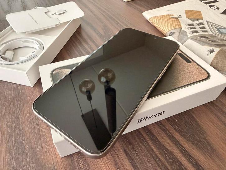 Eerlijke iPhone 15 Pro Max met Pitaka Hoes Lensbeschermer, Telecommunicatie, Mobiele telefoons | Apple iPhone, Zo goed als nieuw