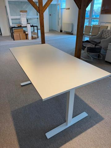 Ikea Bureau Wit - Nieuwstaat (2 stuks) beschikbaar voor biedingen