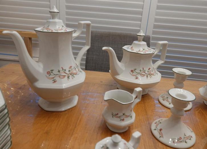 Johnson Brothers Eternal Beau vintage servies bloem + strik, Huis en Inrichting, Keuken | Servies, Zo goed als nieuw, Compleet servies