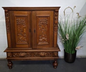 Antieke houten kast met sierlijke houtsnijwerken beschikbaar voor biedingen