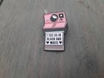 1 leuke pin van een roze fotocamera te koop, Verzamelen, Speldjes, Pins en Buttons, Ophalen of Verzenden, Nieuw, Overige onderwerpen