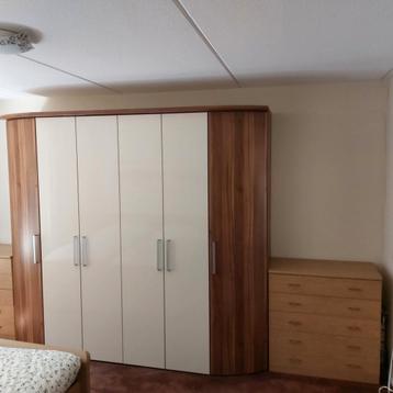 Kledingkast en bed met verstelbare lattbodems + nachtkastjes