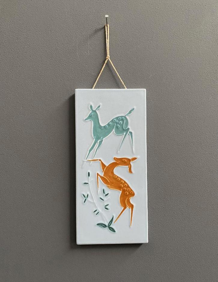 50 jaren wand decor tegel met een decor van 2 herten & takje, Huis en Inrichting, Woonaccessoires | Wanddecoraties, Gebruikt, Ophalen of Verzenden