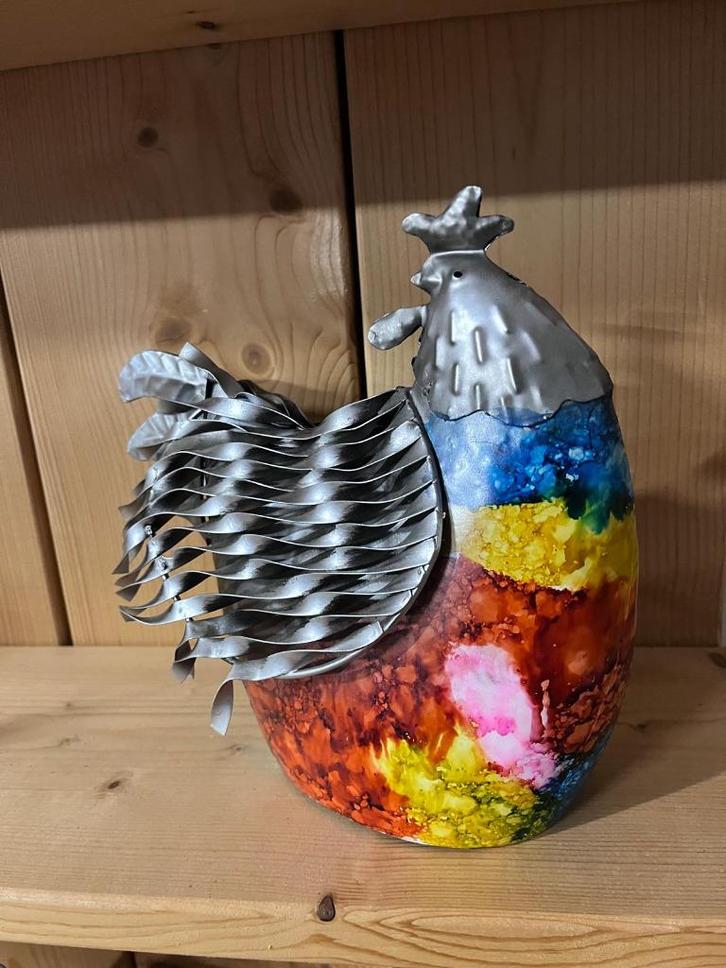 Metalen gekleurde kip 26 cm hoog, Antiek en Kunst, Kunst | Beelden en Houtsnijwerken, Ophalen of Verzenden
