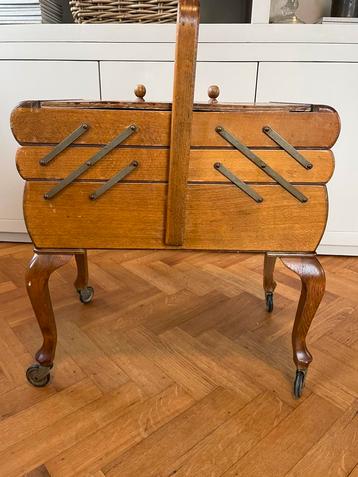 Naaikastje op wielen hout beschikbaar voor biedingen
