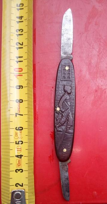 Vintage zakmesje beschikbaar voor biedingen