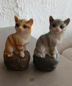 Twee Keramische beeldjes van katten, katten op een voetstuk, Verzamelen, Beelden en Beeldjes, Ophalen of Verzenden, Zo goed als nieuw