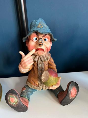 Laaf met appel en bij op neus beschikbaar voor biedingen