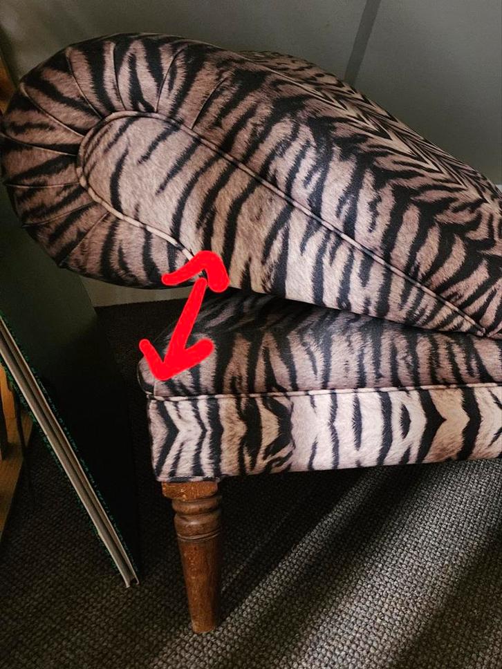 Stijlvolle divan met tijgerprint, Huis en Inrichting, Banken | Voetenbanken en Poefen, Gebruikt, Hout, Stof, Ophalen