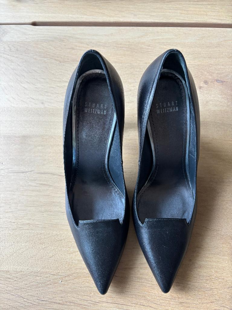 Stuart Weitzman pumps mt. 38,5, Kleding | Dames, Schoenen, Pumps, Zwart, Ophalen of Verzenden, Zo goed als nieuw