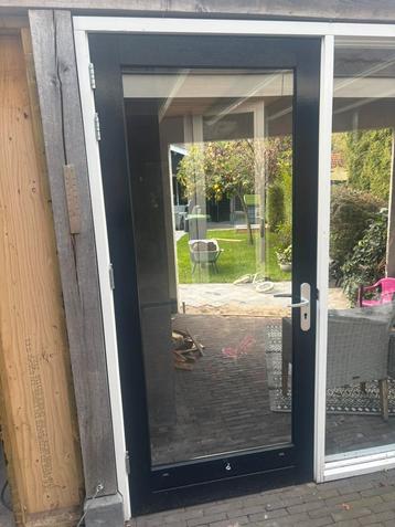 Kozijn met deur beschikbaar voor biedingen