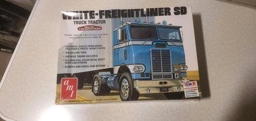 AMT White Freightliner - USA trekker - NIEUW gesealed, Hobby en Vrije tijd, Modelbouw | Auto's en Voertuigen, Nieuw, Truck, 1:32 tot 1:50