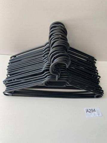 Kledinghangers, zwart plastic zgan beschikbaar voor biedingen