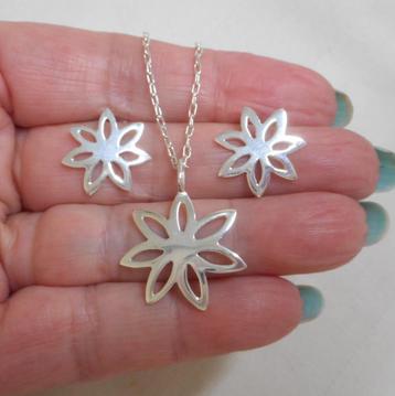 Zilveren setje ketting met hanger en oorbellen nr.080 beschikbaar voor biedingen