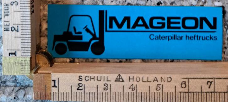 Vintage sticker Mageon Caterpillar heftrucks strip garage, Verzamelen, Stickers, Ophalen of Verzenden