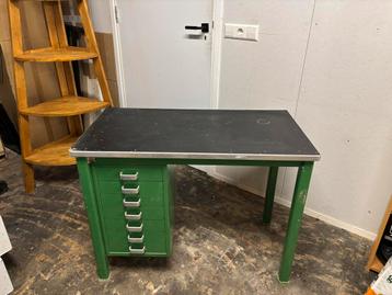 Bureau retro beschikbaar voor biedingen