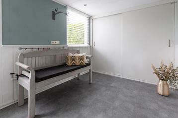 houten stevig  bankje  beschikbaar voor biedingen