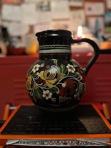 Decoratieve schenkkan met bloemmotief beschikbaar voor biedingen