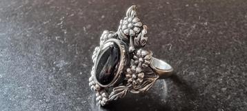 Zilveren vintage ring florale disign met onyx steen