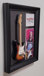 Dave Murray Iron Maiden lijst met miniatuur gitaar decoratie, Info@deconoord.nl, Deco Noord, Nieuw, Ophalen of Verzenden