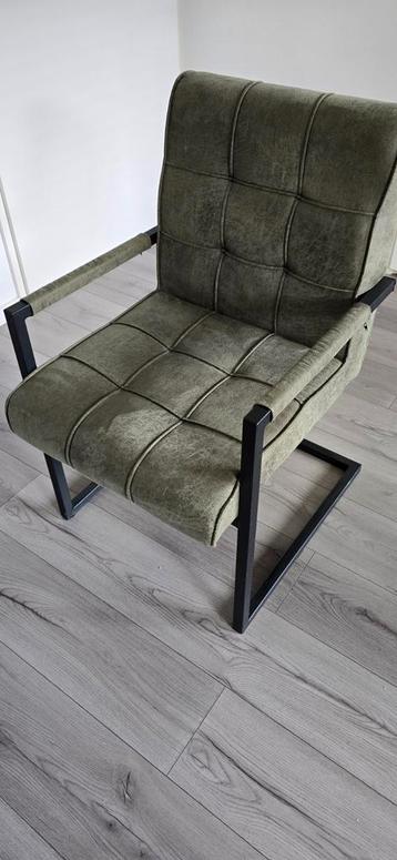 Vier mooie eetkamerstoelen met armleuningen. beschikbaar voor biedingen