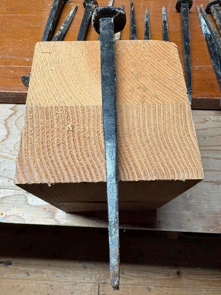 Handgesmede taaie nagel ( spijker ), Doe-het-zelf en Verbouw, IJzerwaren en Bevestigingsmiddelen, Zo goed als nieuw, Ophalen