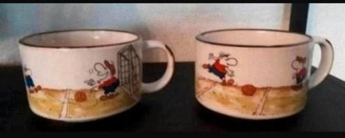 Twee Vintage soepkommen met voetballende figuren, Huis en Inrichting, Keuken | Servies, Zo goed als nieuw, Kom(men), Overige stijlen