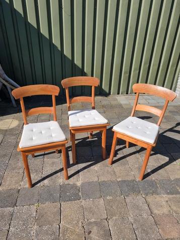 3 oude eetkamer stoelen  beschikbaar voor biedingen