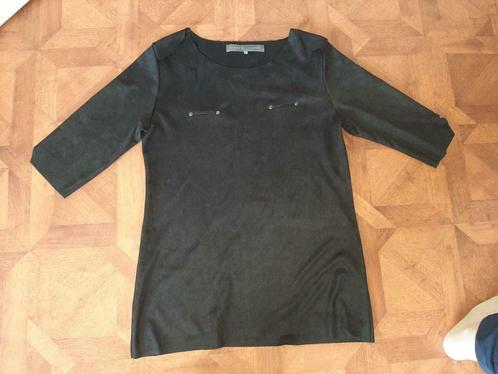 Tahnee suedine top maat 42/L, Kleding | Dames, Tops, Zo goed als nieuw, Maat 42/44 (L), Zwart, Korte mouw, Ophalen of Verzenden