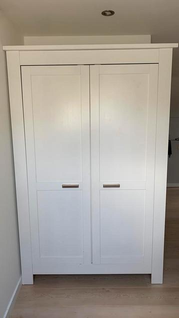 Witte kledingkast