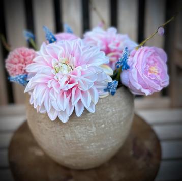 Prachtige pot inclusief bloemen beschikbaar voor biedingen