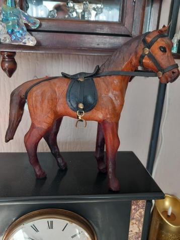 Beeld van een leren paard beschikbaar voor biedingen