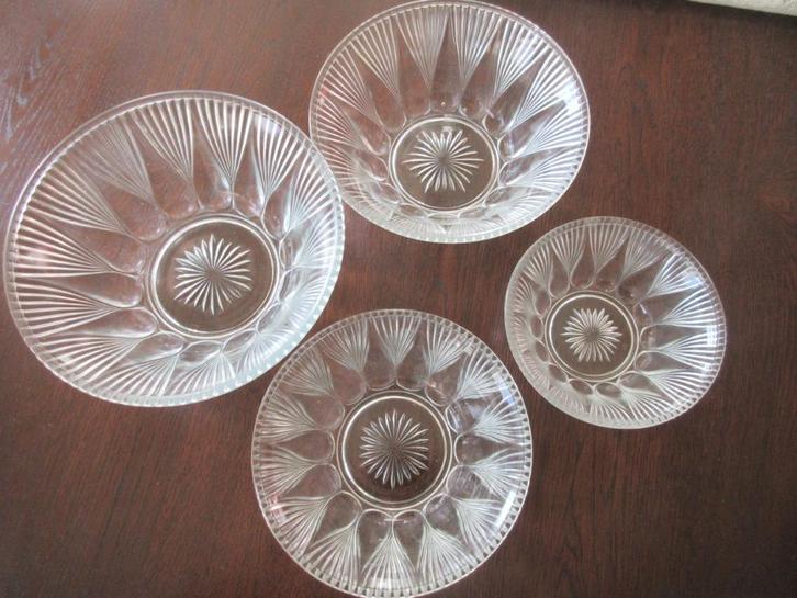 nest van 4 glazen schalen geslepen glas, Huis en Inrichting, Keuken | Servies, Gebruikt, Schaal of Schalen, Overige stijlen, Glas