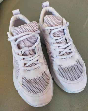 Izgs! Amper gedragen lila sneakers van H&M. Mt 38

 beschikbaar voor biedingen