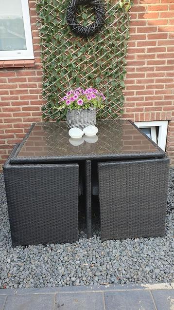 Te koop zwarte wicker tuinset met kussens €110 beschikbaar voor biedingen