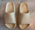 Yeezy slides, Ophalen of Verzenden, Zo goed als nieuw, Sneakers of Gympen