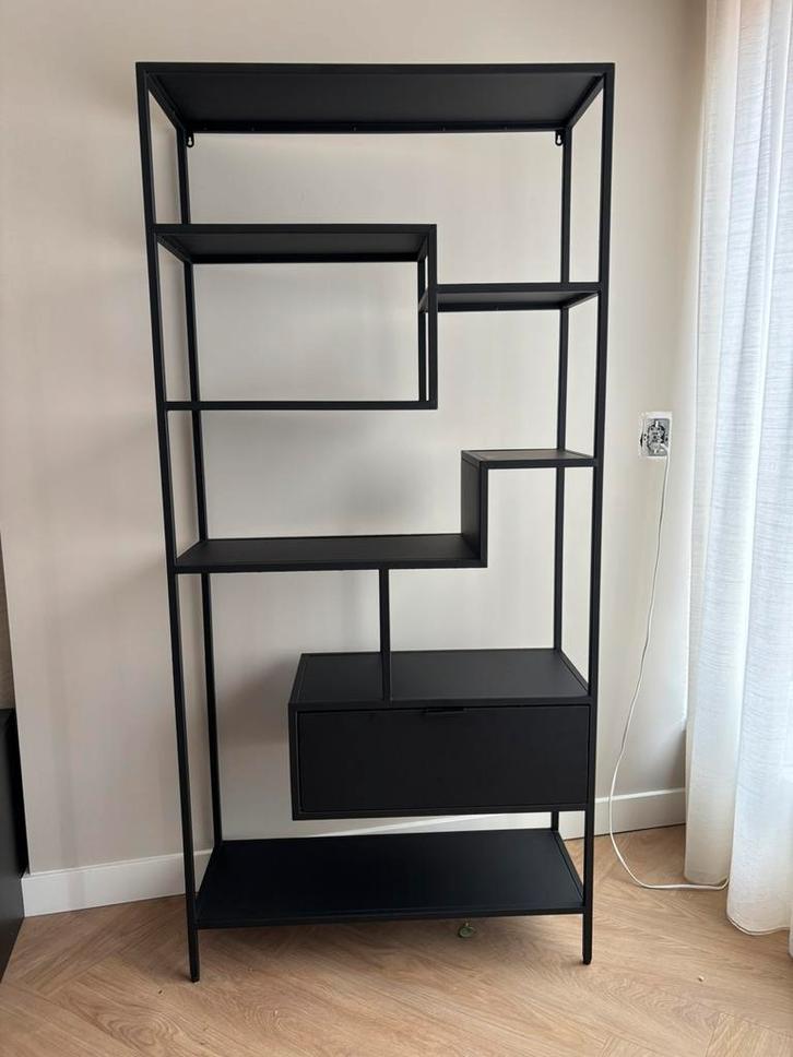 Kave Home metalen zwarte kast (Shantay), Huis en Inrichting, Kasten | Wandmeubels, Gebruikt, 150 tot 200 cm, Minder dan 150 cm